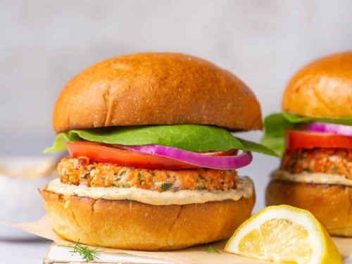 https://laurenfitfoodie.com/wp-content/uploads/2022/09/Salmonburgers-9-500x375.jpg