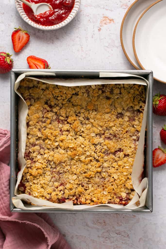 Healthy strawberry crumble bar in a bakign dish.