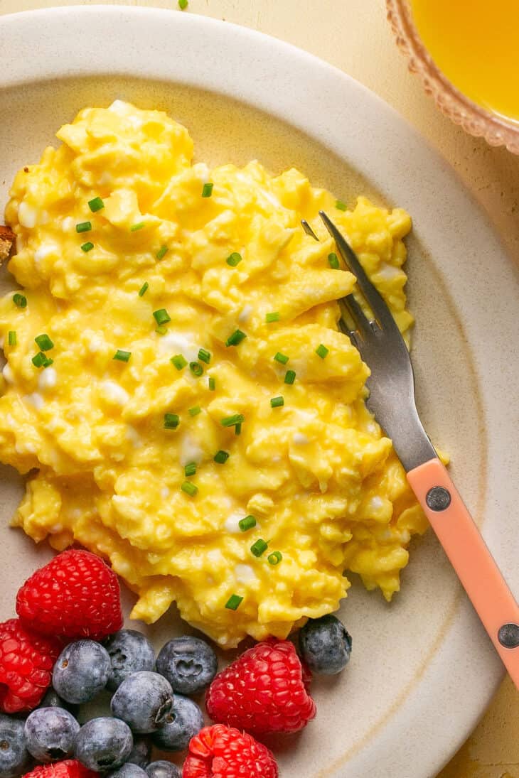 High Protein Scrambled Eggs With Cottage Cheese (10-Minutes) | Lauren ...