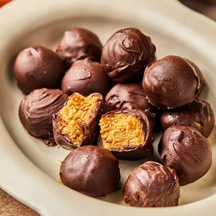 Healthy buckeyes on a tray.