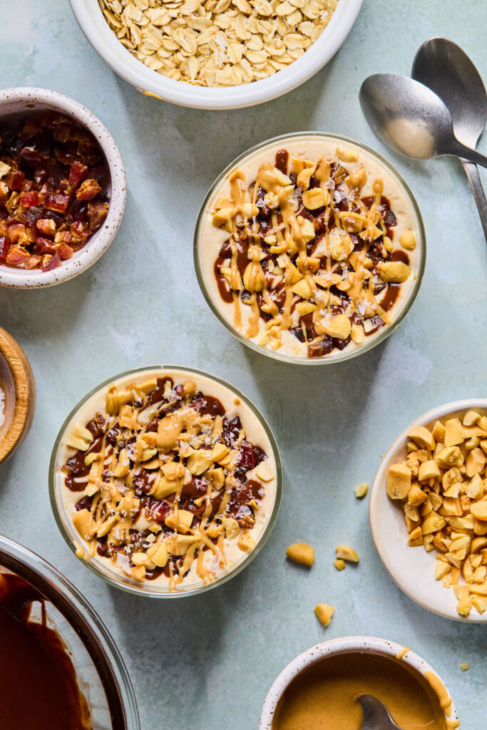 Snickers Blended Overnight Oats in small jars.